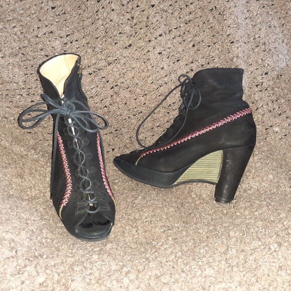 JOHN FLUEVOG-WRITES Angelou-Black Nubuck Leather - Picture 1 of 8